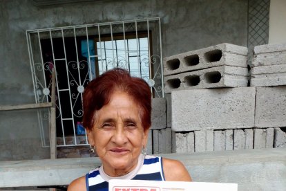 Con orgullo, Ana muestra el diario que la convirtió en una feliz ganadora.