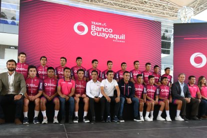 Richard Carapaz (i), con su experiencia, guía los pasos que da el Team Banco Guayaquil Ecuador, nuevo equipo continental.