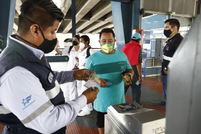 Usuario ingresa a la Terminal Terrestre luego de que le revisan el carné