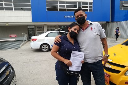 Los hermanos de la fallecida muestran la denuncia que colocaron en la Fiscalía.