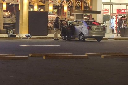 Agentes policiales hallan indicios balísticos en el vehículo en el que se movilizaba la funcionaria