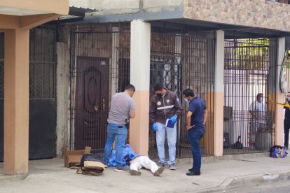 Lo Policía llegó al sitio para hacer el levantamiento del cadáver.