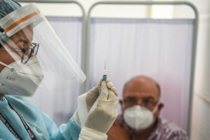 Hay argumentos para que tratar de que la gente se vacune contra la covid-19.