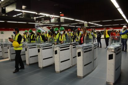 Ya fueron colocados los torniquetes para el cobro de pasajes en las paradas.