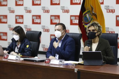 La ministra de Salud, Ximena Garzón; el presidente del COE Nacional, Juan Zapata; la alcaldesa de Guayaquil, Cynthia Viteri.