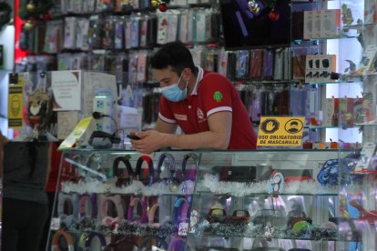 Expertos en seguridad y temas digitales recomiendan a los ciudadanos acudir a una fiscalía y denunciar en el momento que recibe el mensaje o llamada