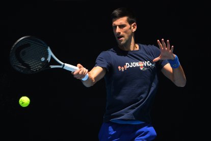 El tenista serbio Novak Djokovic durante un entrenamiento en las pistas de Melbourne Park en Melbourne, Australia, .