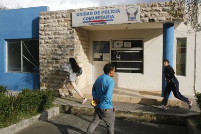 El vecino que colocó los ventanales del retén se asombró cuando vio el video. Dijo que es algo bochornoso.