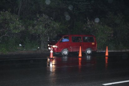 El ciudadano fue sorprendido mientras conducía el vehículo. Su cuerpo quedó ligeramente inclinado hacia la derecha.