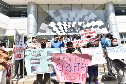Representantes de al menos 12 sectores hicieron un plantón afuera de la Corte Constitucional. Se espera un fallo la próxima semana.
