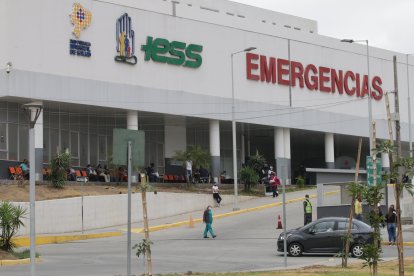 En los exteriores del Hospital del IESS de Ceibos, familiares de pacientes confiesan su miedo por el incremento de contagios y decesos.