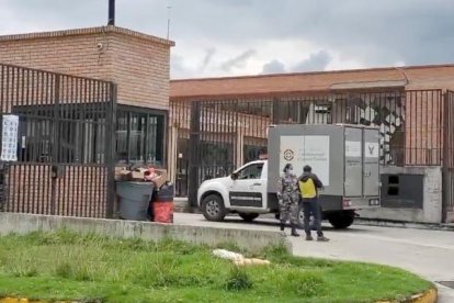 El vehículo de Medicina Legal a su llegada al centro de rehabilitación del Azuay.