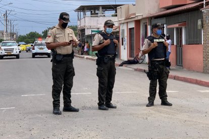 La Policía envió agentes para conocer pormenores de esta nueva muerte violenta en la capital orense.