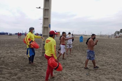 Salvavidas piden a los bañistas de una playa de Mantas que se retiren del lugar por precaución.