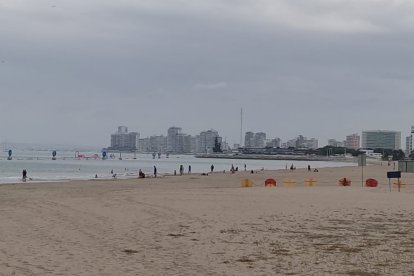 Se empezó el desalojo de bañistas en Salinas.