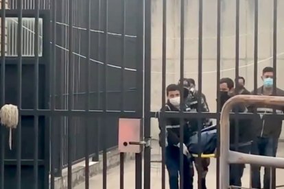 El fallecido fue sacado del centro carcelario y llevado al Centro de Investigación Forense de Cuenca.