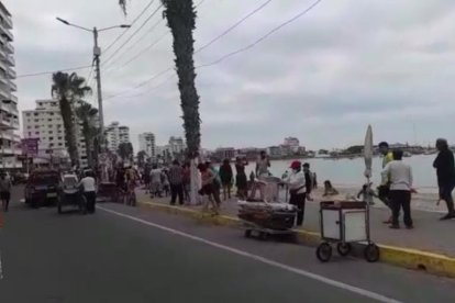 Los turistas de playas como Salinas fueron retirados por precaución.