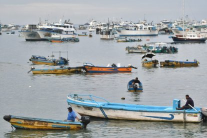 Las actividades pesqueras y recreacionales en zonas como Manta fueron suspendidas el sábado pero poco a poco recobran la normalidad.