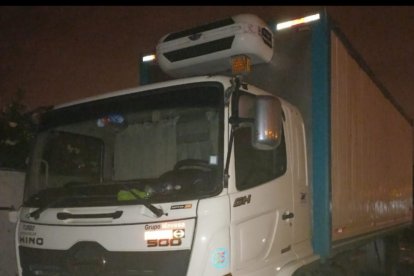 El camión Hino recuperado por la Policía.