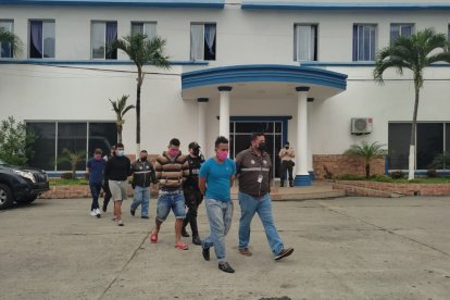 Cuatro de los doce detenidos son adultos. En los tres allanamientos, entre otros objetos, se incautó cuatro armas de fuego.