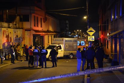 Una ambulancia llegó al lugar para atender al policía herido. El cadáver fue llevado a la morgue.