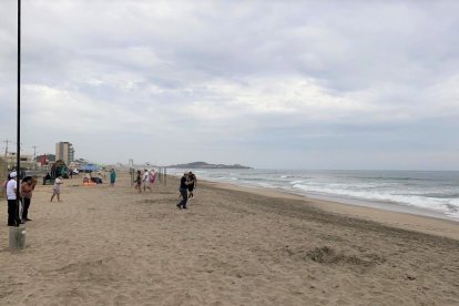 Decenas de turistas llegaron a las playas, el sábado 15 de enero de 2022.