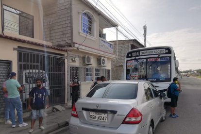 Ocurrió en la quinta etapa del sector Mucho Lote 1, en una vía que colinda con el bloque 4 de Bastión Popular. El chofer fue llevado a un hospital.