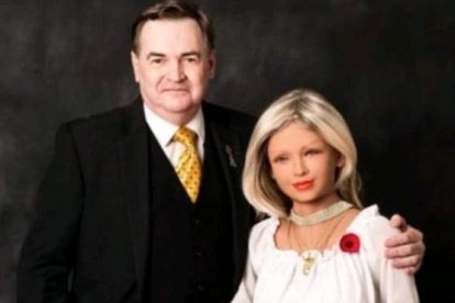 El hombre que ha decidido tomar por esposa a una robot.