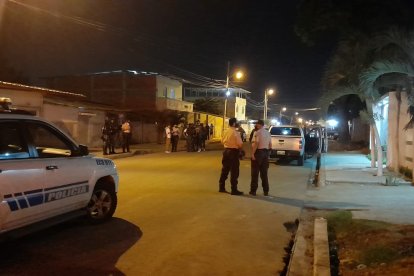 Los agentes ejecutaron un allanamiento en la vivienda del fallecido. Además, hallaron un vehículo incinerado cerca del crimen.