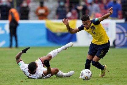 Byron Castillo (d) se ha convertido en una de las piezas fundamentales, en la zaga de la Tricolor.