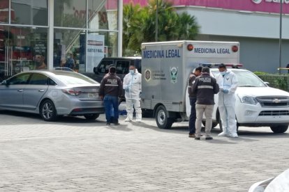 Miembros de medicina legal, acudieron hasta el lugar para hacer el levantamiento del cuerpo.