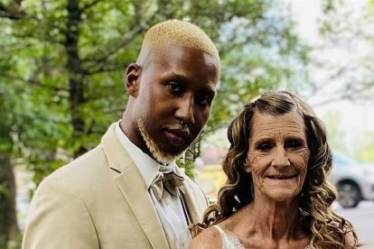 La mujer tiene 17 nietos y espera junto a su joven esposo alquilar un vientre para tener un hijo.