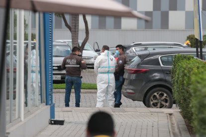 Hombre de 39 años fue baleado a la salida de un local de centro comercial.