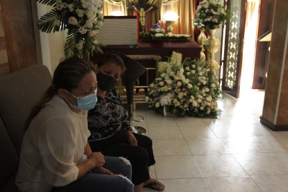 Marcela Balladares (izquierda) estaba desconcertada por el crimen de su hijo.