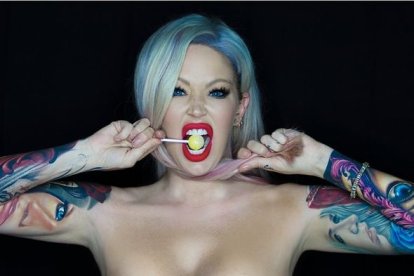 La actriz de películas para adultos tiene dificultades para mantenerse en pie.