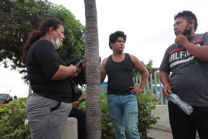Familiares del fallecido estuvieron esperando por información durante varias horas.