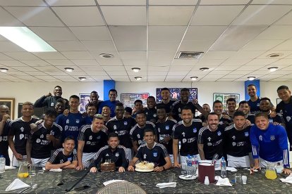 Una torta para el cumpleañero José Cevallos en Emelec.