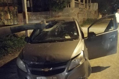 El vehículo que los pillos intentadon arrebatarle a un taxista informal.