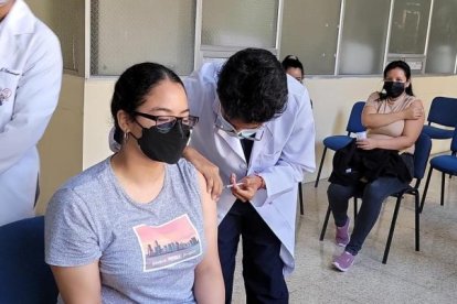 Se inicia tercera dosis de vacunación en la Estatal