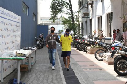 El sospechoso y las evidencias incautadas durante los allanamientos fueron mostrados en el cuartel Modelo, del norte de Guayaquil.