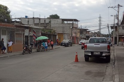 En Fertisa balean a una persona y moradores lo llevan a un centro médico.