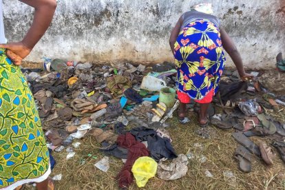 Gran cantidad de calzado quedó en el sitio de la tragedia donde murieron al menos 29 personas.