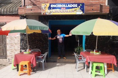 El emprendedor posa fuera de su local.