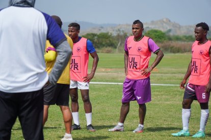 Miller Bolaños (c) aprovecha la apertura de Guayaquil Sport, para entrenar antes e regresar a China.