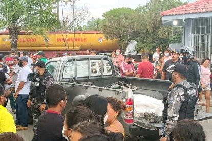 Testigos del crimen lo embarcaron en una camioneta para llevarlo al hospital, pero ya era tarde.