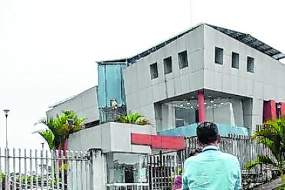 El cadáver fue trasladado al Centro Forense para la autopsia correspondiente.