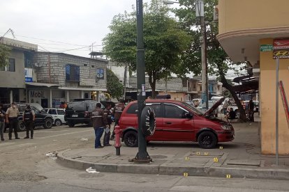 La Policía permanece en el lugar del ataque, donde hubo un fallecido y dos heridos, para iniciar las investigaciones.