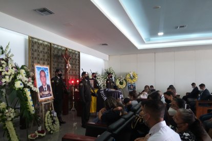 Los restos de Freddy Daniel Laaz Vélez, sargento de la Policía, fueron velados hasta el mediodía de ayer. Se le rindieron honores.