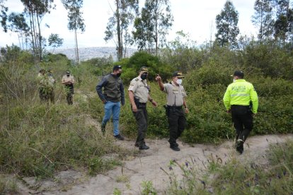 Los policías continúan con las labores de búsqueda de los responsables del crimen.