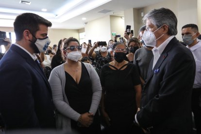 El Presidente Lasso, habla con famliares del policía Daniel Laaz